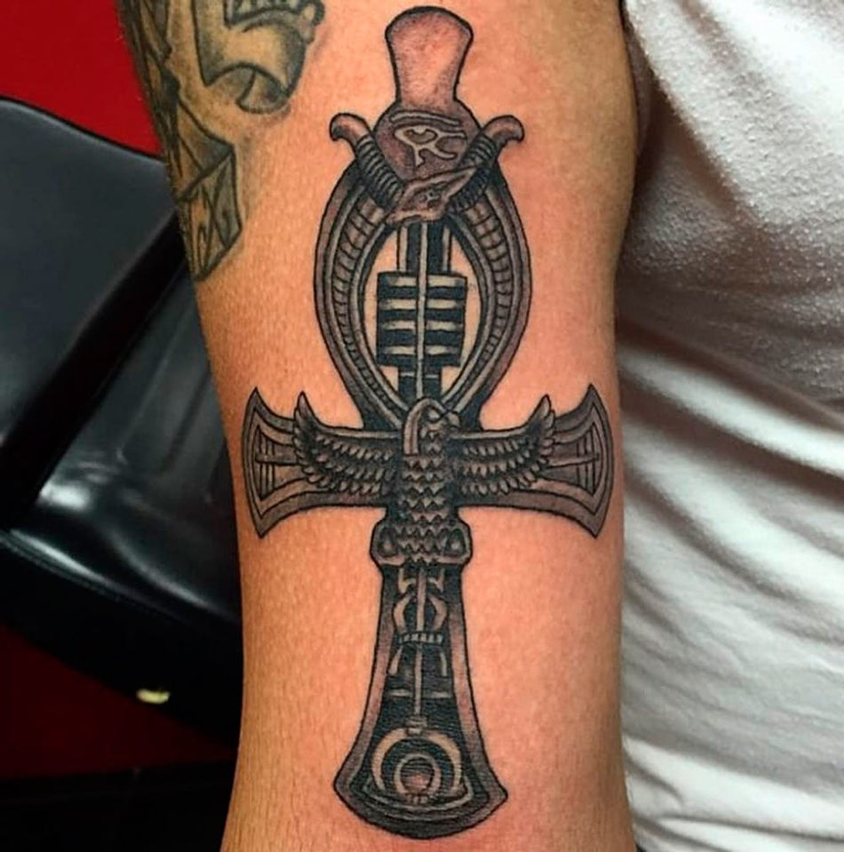 Татуировка крест на пальце левой руки - символ веры и силы
