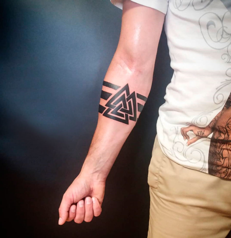 Значение татуировки скандинавские треугольники для мужчин и Амулет Валькнут