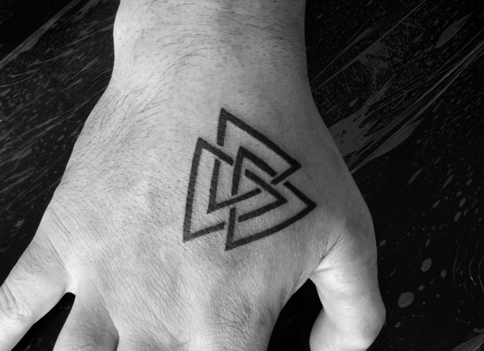 Значение татуировки скандинавские треугольники для мужчин и Амулет Валькнут